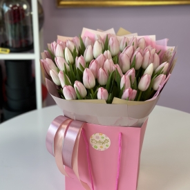 Rožinės tulpės maišelyje